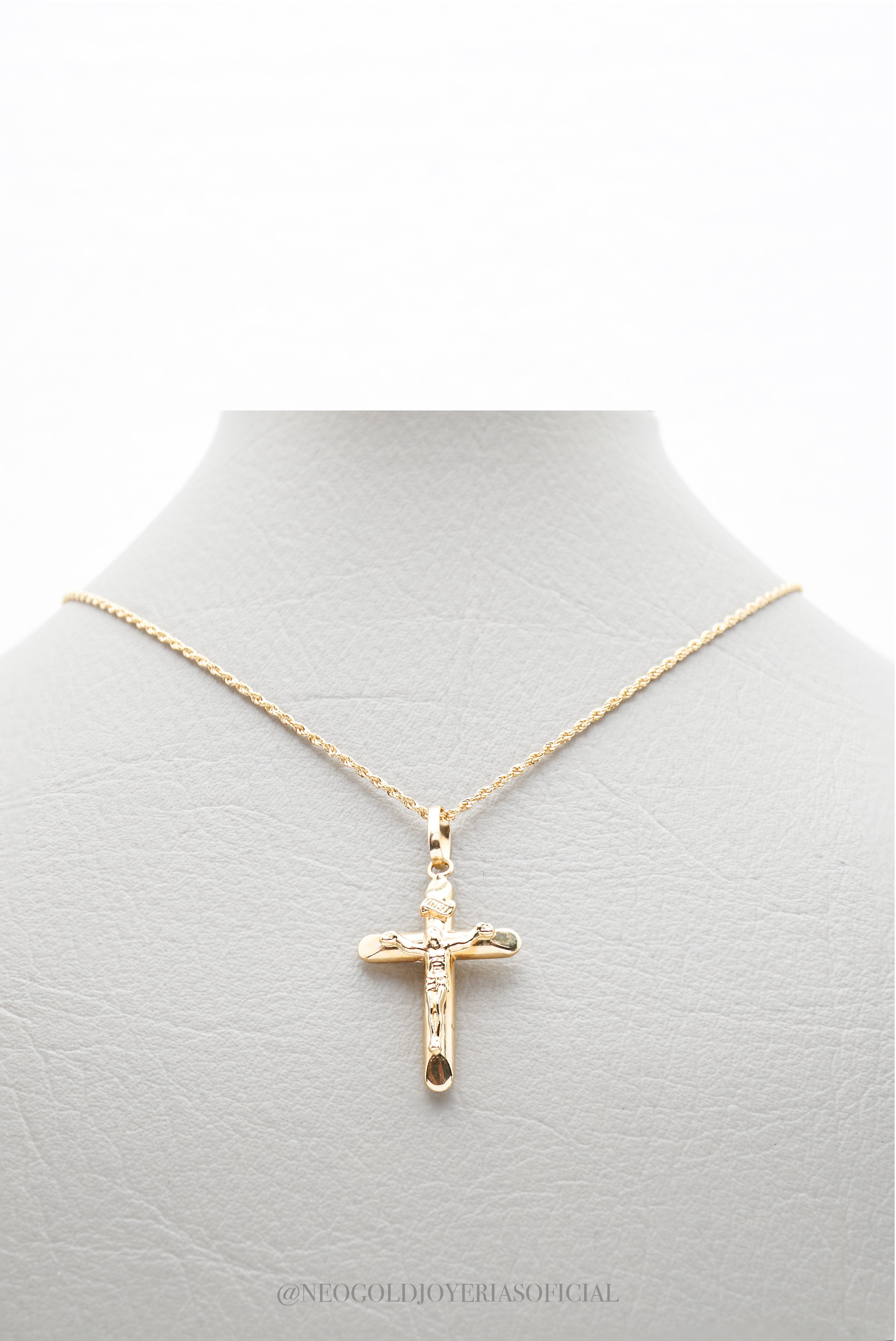 DIJE CRUZ CON CRISTO OA - REF 015658