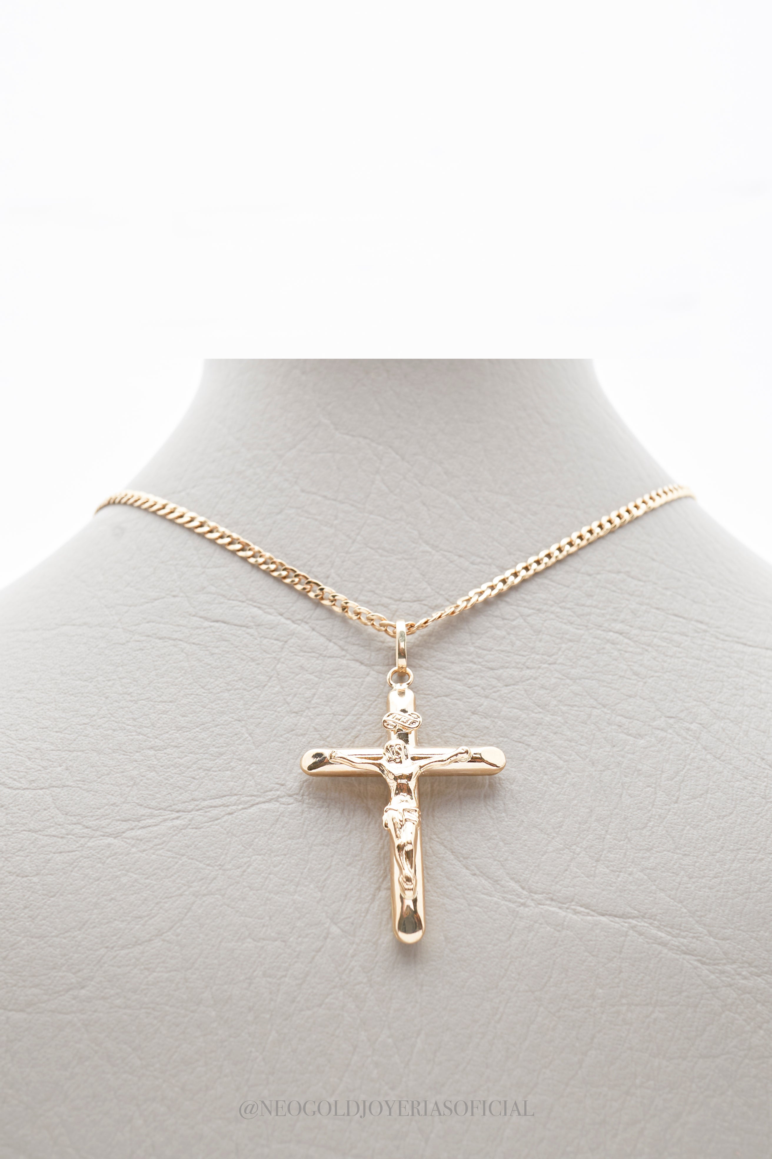 DIJE CRUZ CON CRISTO  OA - REF 015700