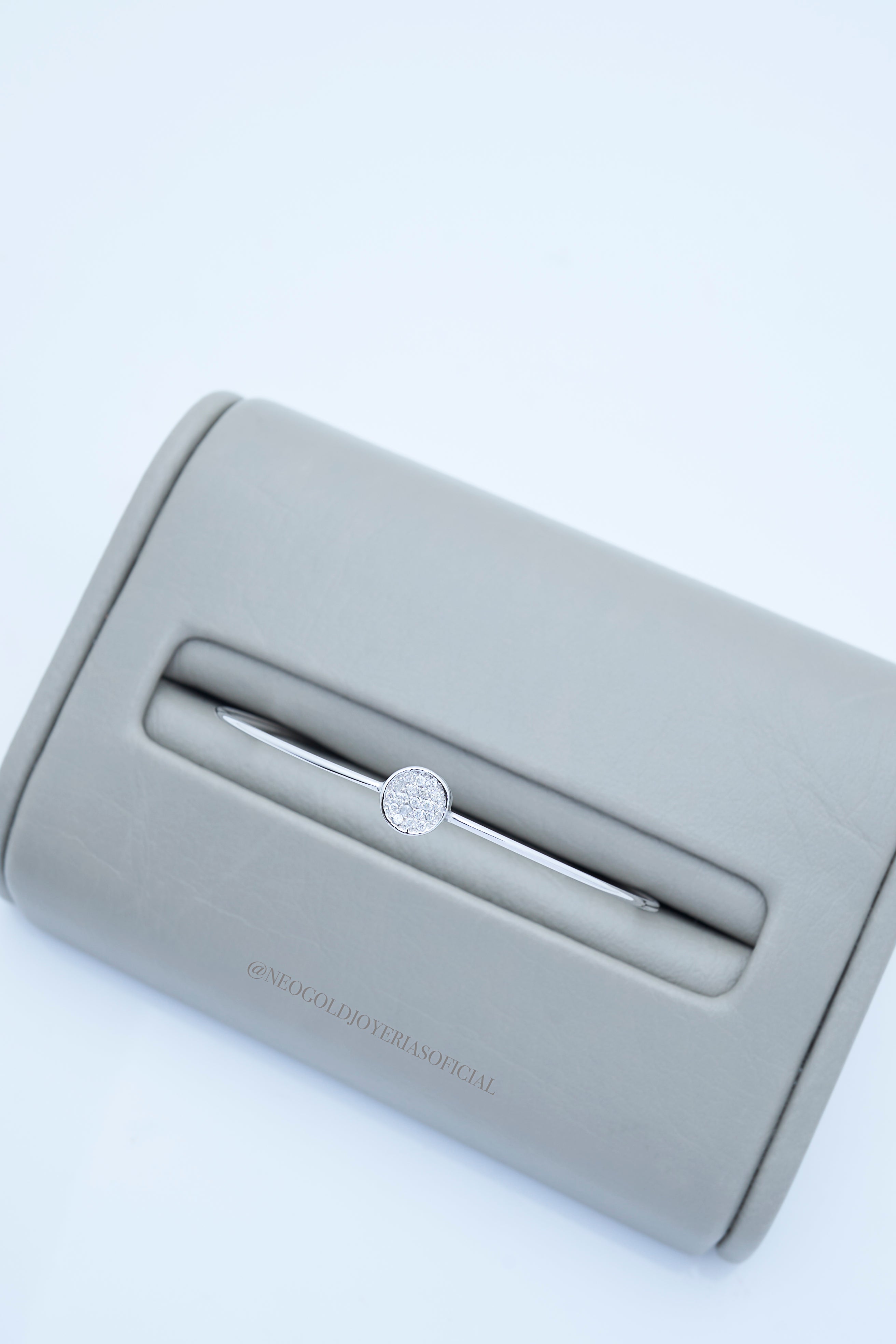 ARO LISO OB 18K CON CIRCULO Y DIAMANTES NATURALES REF 012278